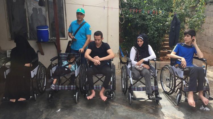 Suriyeli savaş mağdurlarına tekerlekli sandalye yardımı