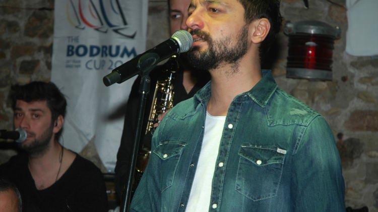 Mehmet Erdem, yelkenciler için konser verdi