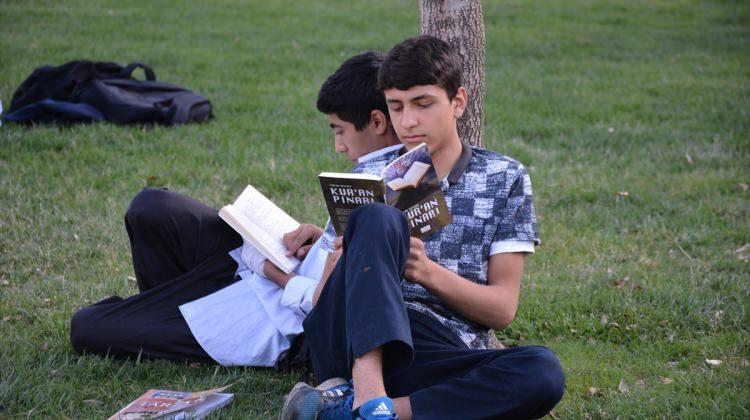 Diyarbakır'da açık alanda kitap okuma etkinliği