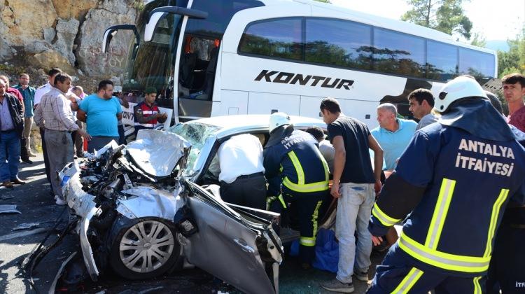 Yolcu otobüsü ile otomobil çarpıştı: 3 ölü, 2 yaralı