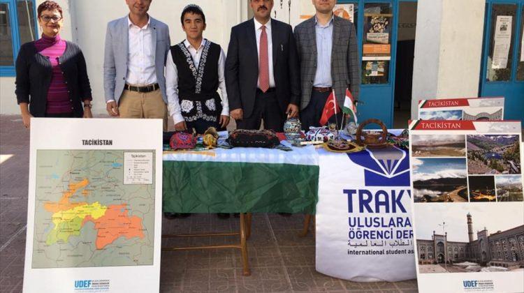 Yabancı öğrenciler Edirne'de ülkelerini tanıtıyor