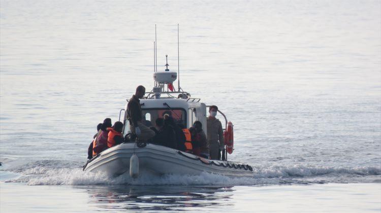 Denizde mahsur kalan 57 kişiyi sahil güvenlik kurtardı
