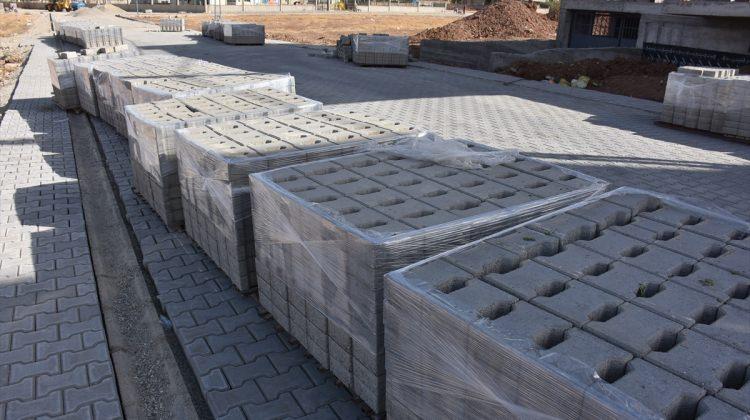 Batman'da 30 bin metrekare kilitli parke taşı döşendi