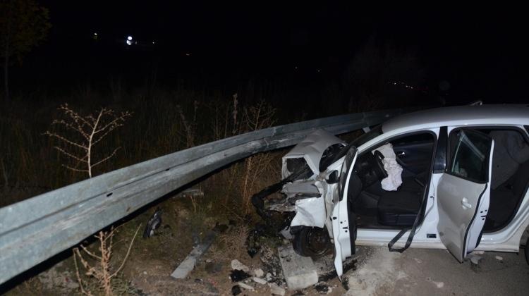 Seydişehir'de otomobil bariyerlere çarptı: 3 yaralı