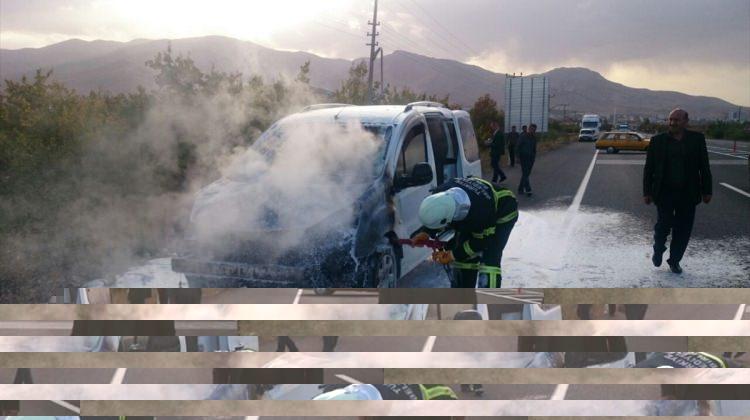 Malatya'da seyir halindeki hafif ticari araç yandı