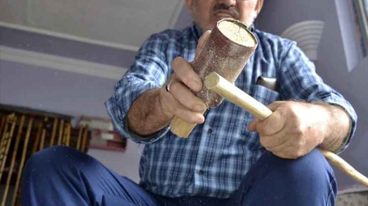 Yaşlılar ve ihtiyaç sahipleri için baston yapıyor