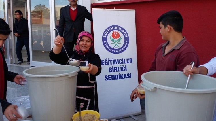 Kırşehir'de öğrencilere aşure ikramı