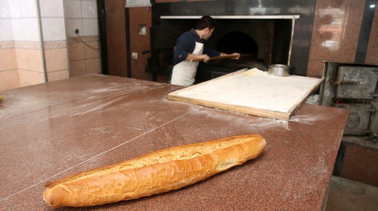 1 metrelik ekmeği 20 yıldır üretiyor
