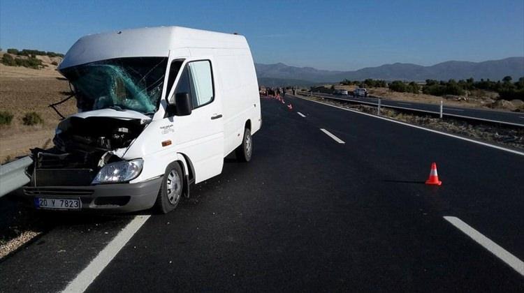 Burdur'da traktörle minibüs çarpıştı: 1 ölü