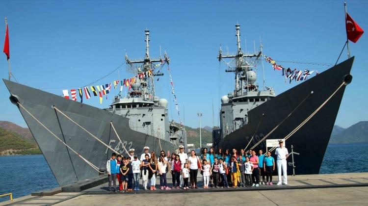 Askeri gemiler kapılarını çocuklara açtı