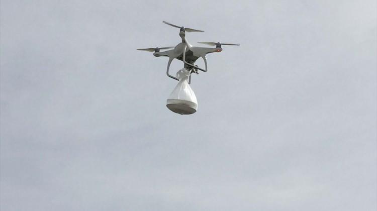 Koruculara "drone" ile tatlı ikramı