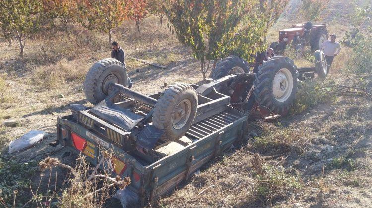 Manisa'da traktör devrildi: 1 ölü, 3 yaralı