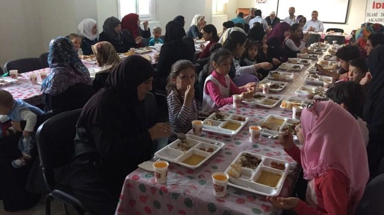 İLKDER'ce Suriyeli yetimlere yemek verildi