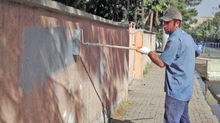 Görevlendirme yapılan belediye duvar yazılarını sildi