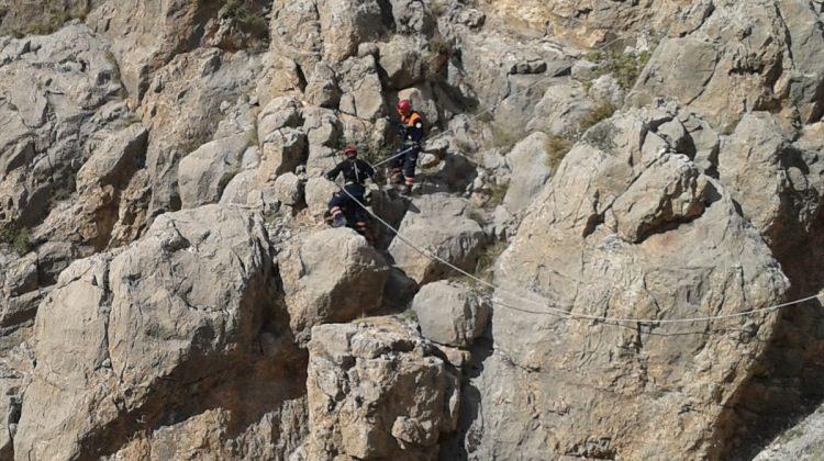 Kayalıkta mahsur kalan 2 keçiyi, AFAD ekibi kurtardı