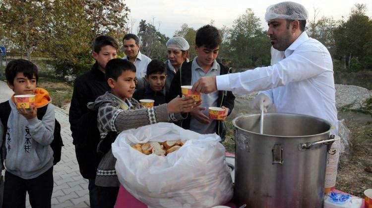 Osmaniye'de esnaftan öğrencilere sıcak çorba