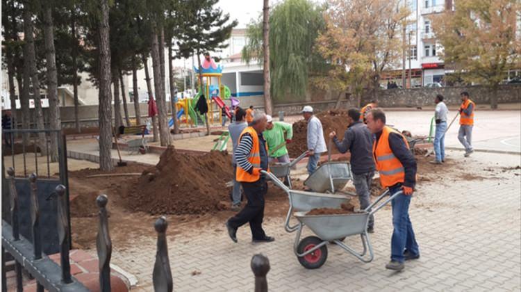 Kırşehir Belediyesi, okulda çevre düzenlemesi yaptı