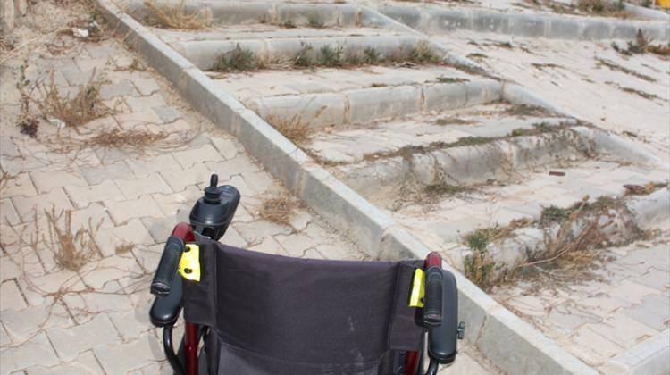 Dinar'da engelli gencin "engelli rampası" isteği