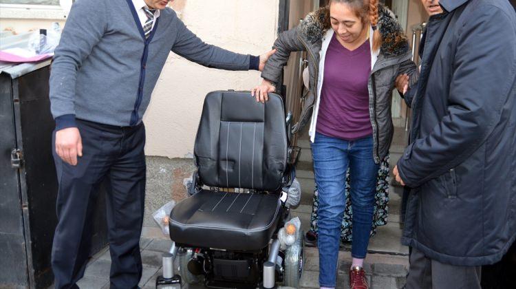Akülü sandalyesi çalınan engellinin yeni sandalye sevinci