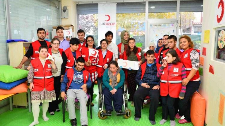 Engelli kursiyerler Türk Kızılayı'nı ziyaret etti