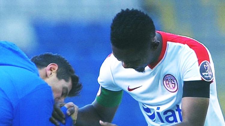 Maçta ilginç görüntü! Emre Eto'o'nun elini öptü