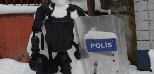 Polisler de kardan adam yaptı