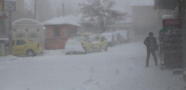 Karlıova’da birçok köy yolu ulaşıma kapandı