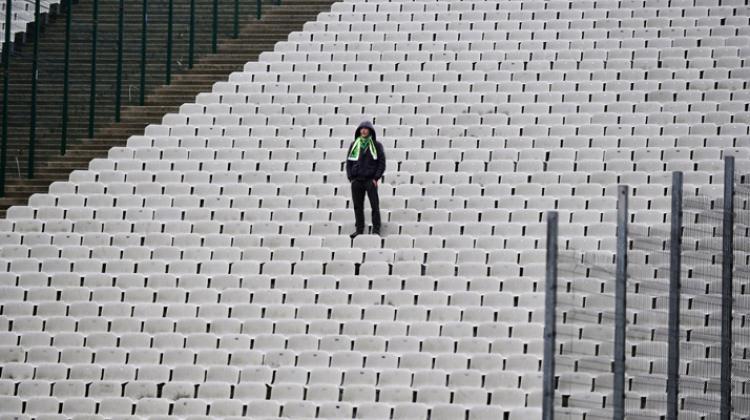 76 bin kişilik statta tek başına!