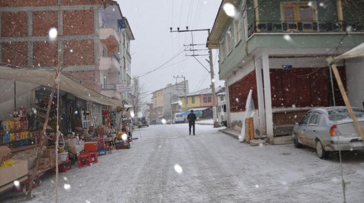 Hanönü'de kar yağışı pazar esnafını olumsuz etkiledi