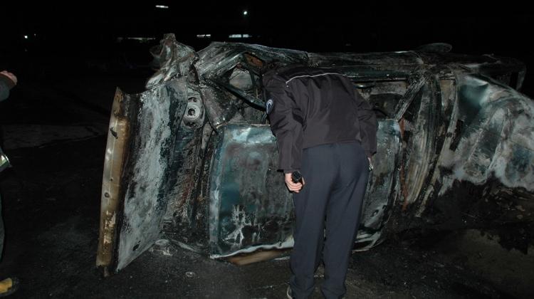 Kaza yapan otomobilde yanarak öldü