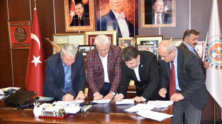 Karasu Belediyesi işçileri toplu sözleşme imzaladı
