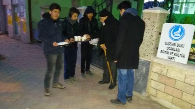 Suşehri'de cami cemaatine süt ve poğaça ikramı