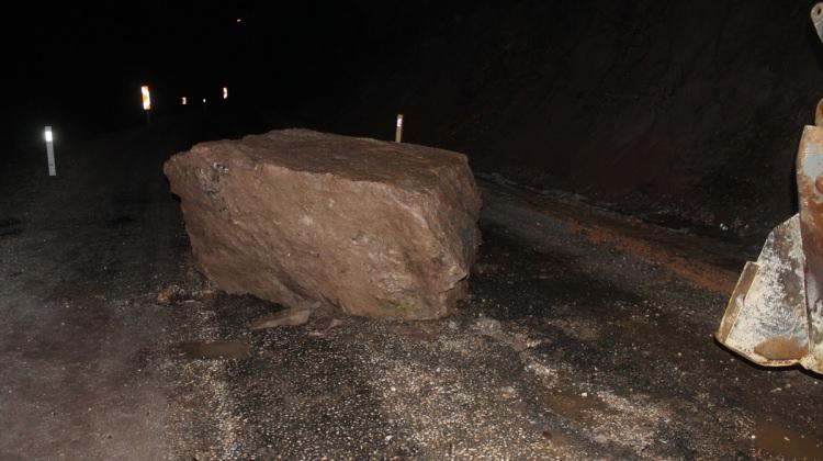 Manisa'da yamaçtan düşen kayalar yolu kapattı