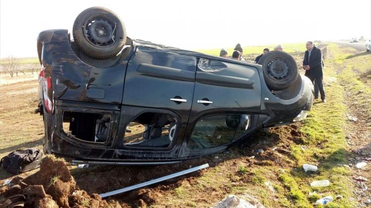 Şanlıurfa'da hafif ticari araç devrildi: 6 yaralı