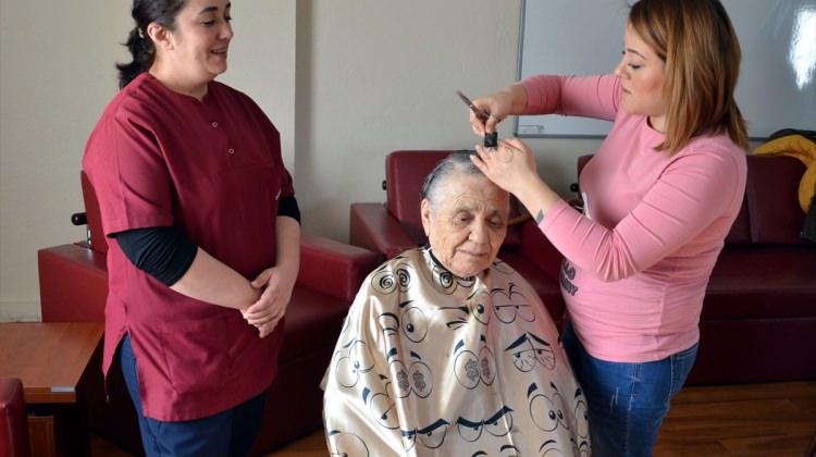 Gönüllü kuaförlerden yaşlılara saç ve cilt bakımı