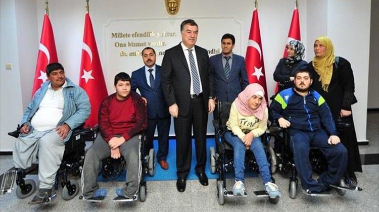 Engelli Suriyelilere akülü sandalye dağıtıldı