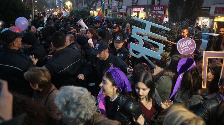 Kocaeli'de izinsiz yürüyüşe polis müdahalesi