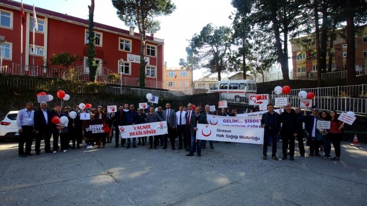 Tirebolu’da "kadına şiddete hayır" yürüyüşü düzenlendi