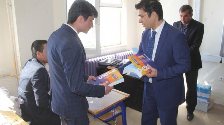 Kaymakam Öztürk'ten öğrencilere kitap
