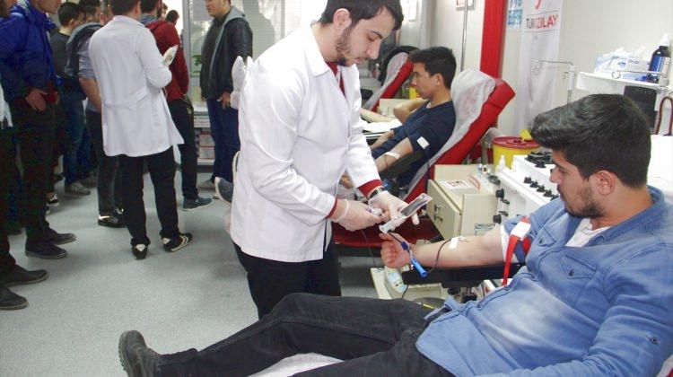 Sinop'ta üniversiteli gençler kan bağışında bulundu