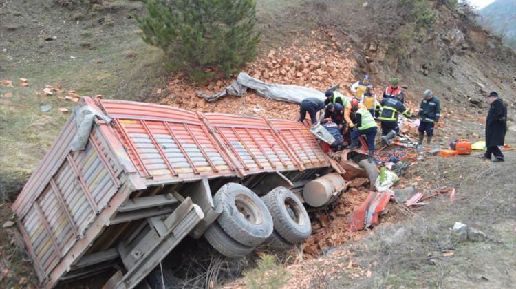 Sinop'ta kamyon şarampole yuvarlandı: 1 ölü