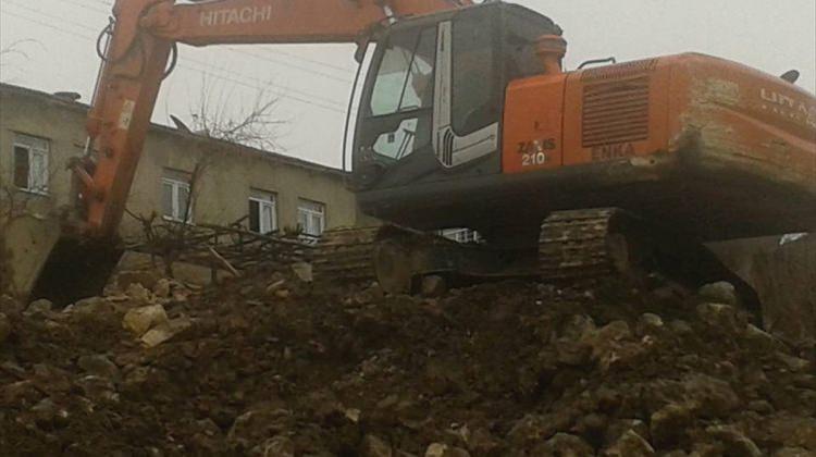 Kozluk'ta metruk evler yıkılıyor
