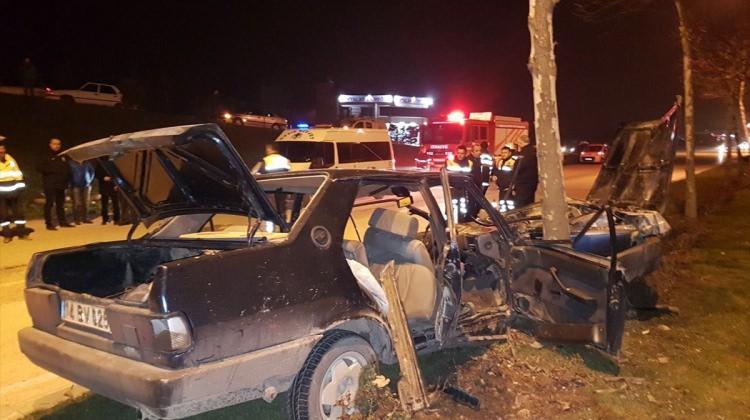 Düzce'de otomobil ağaca çarptı: 3 yaralı