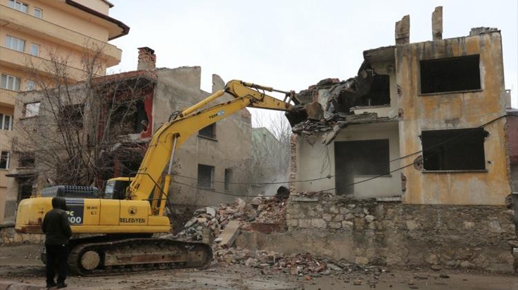 Sivas'ta metruk binalar yıkılıyor