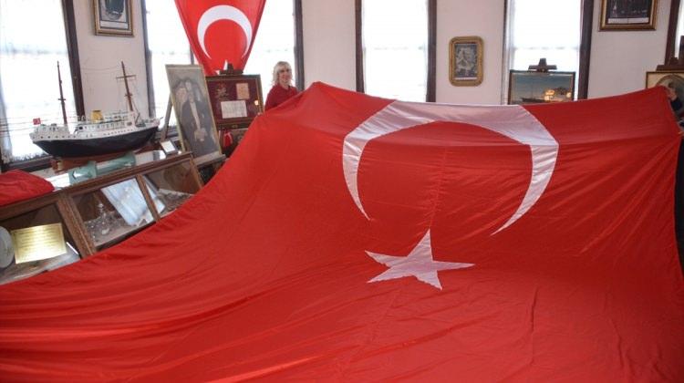 İnebolu Türk Ocağı'na 24 metrelik bayrak asıldı