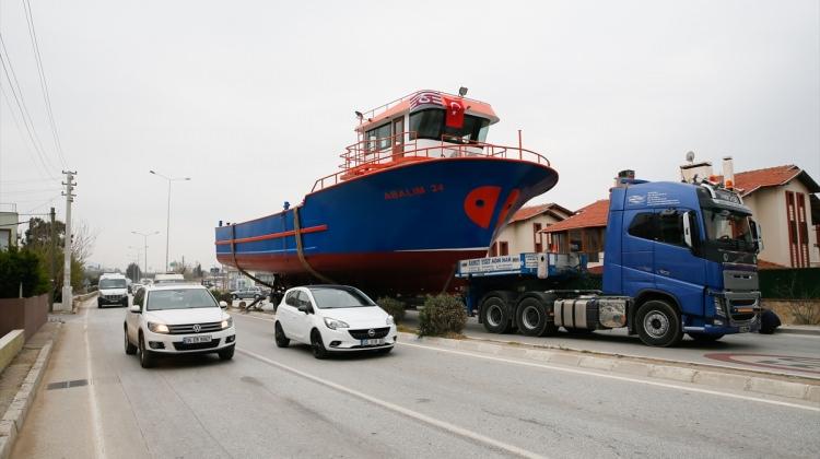 Tekne taşıyan tır arıza yapınca trafik durdu