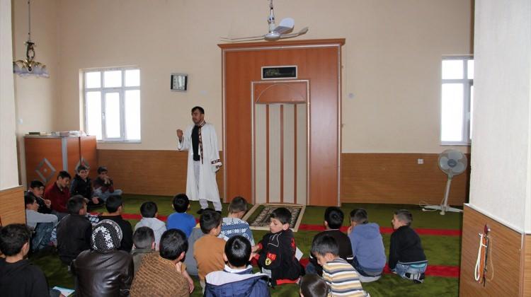 İmamdan yoksul çocuklara camide eğitim