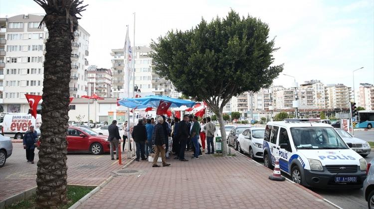 Antalya'da "evet" standını yıkan aile gözaltında