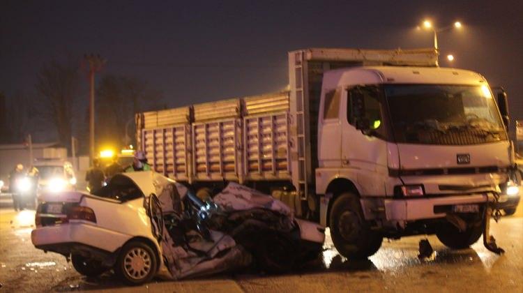 Bolu'da kamyon ile otomobil çarpıştı: 1 ölü