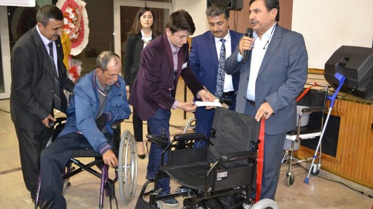 Engellilere akülü araba ve tekerlekli sandalye dağıtıldı